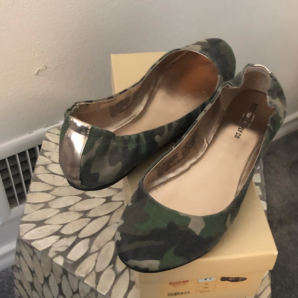 Camouflage flat sandals with gold on the back side
